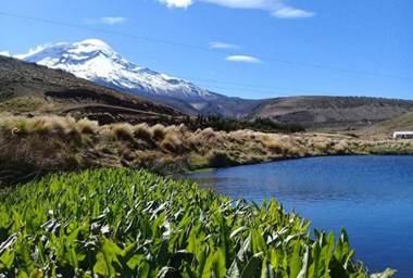 Un lago con una montaña al fondo

Descripción generada automáticamente